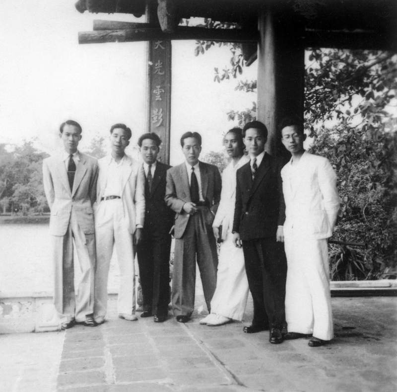 Nguyễn Huy Tưởng (thứ hai từ trái qua) và Lưu Văn Lợi (ngoài cùng bên phải) - hai thành viên tương lai của Văn hóa cứu quốc, cùng các bạn học cũ tại đền Ngọc Sơn, Hà Nội, tháng 4.1939